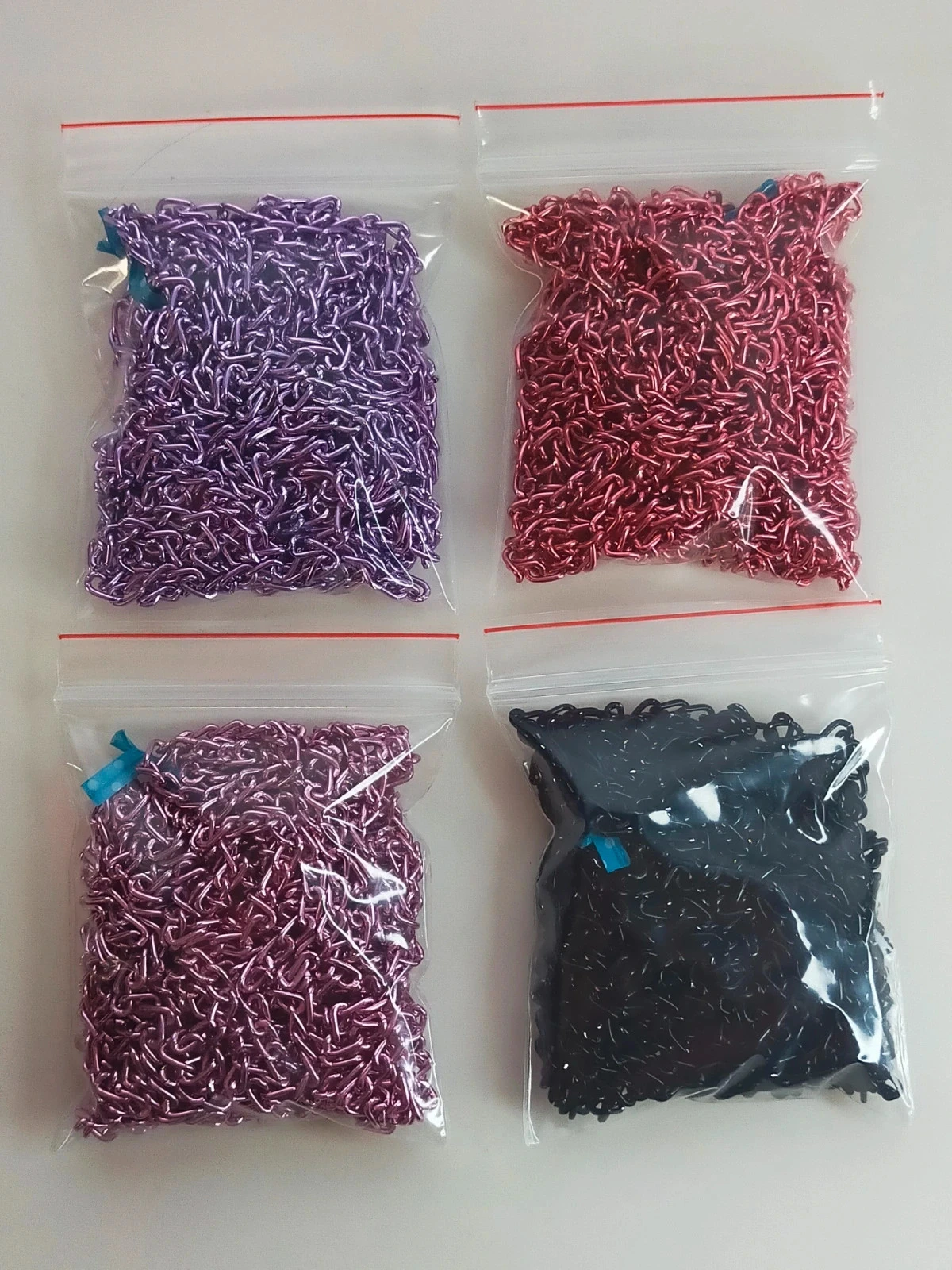 20 mètres de chaine violette, rose, noire et rouge Lot n°6740